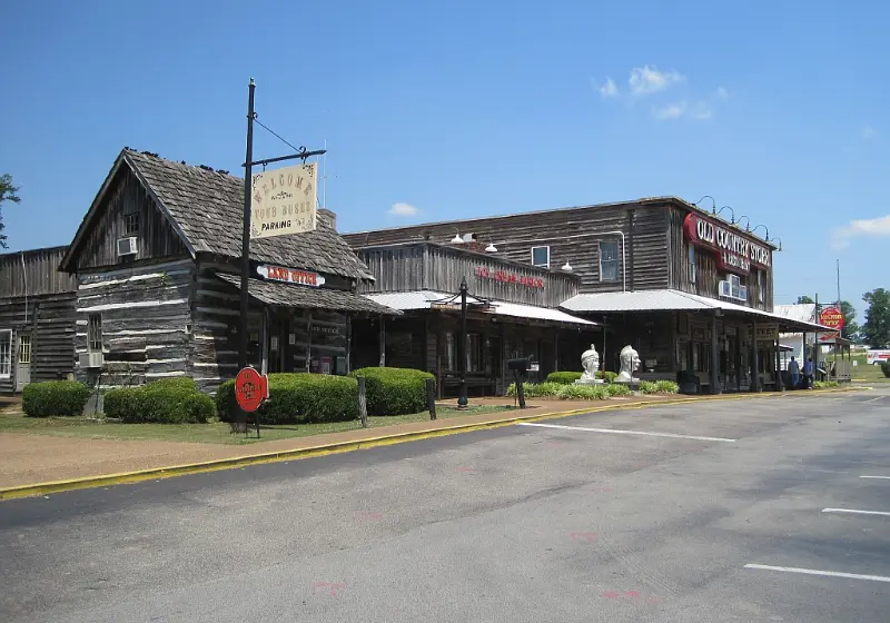 A log building at Casey Jones Village